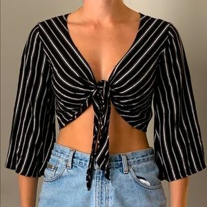 Cropped tie in the front blouse